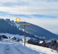 Havas táj Mýto pod Ďumbierom utcában, ideális lakóterületnek.