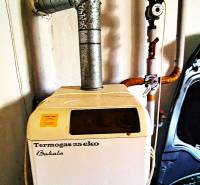 Termogas 25 eko gázkazán csatlakoztatott csövekkel egy családi házban.