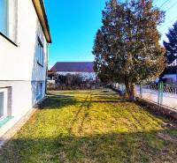 Családi ház a Borsky Mikuláš Sadová utcáján, tágas kerttel és fákkal.