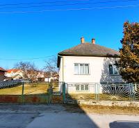 Családi ház a Borsky Mikuláš-i Sadová utcában, két kéménnyel és tágas udvarral.