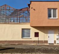 Eladó családi ház üvegezett szerkezettel a Laboreckej utcában, Iglón.