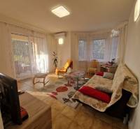 Samozrejme, prosím, poskytnite text, ktorý chcete preložiť do maďarčiny.