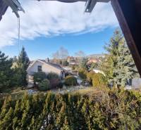 Családi ház kertje kilátással a Jelenecká utcára Nyitrán, zölddel körülvéve.