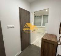 1 szobás lakás belső tere csempével és fa dekor padlóval.