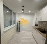 Konyha egy egyszobás lakásban, fa dekorációjú padlóval és modern világítással.