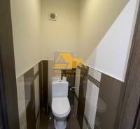 WC csempével és burkolattal az egyszobás lakásban, rejtett szellőzőrendszerrel.