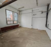 Garázs belső tér ablakkal és ráccsal, fa dekorációjú padló.