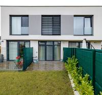 Kétszintes ház terasszal és kerttel a Jaspis utcában, Pozsony - Jarovce.