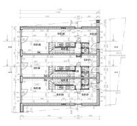 Többszintes épület alaprajza, amely a helyiségek elrendezését és a lépcsőket mutatja.