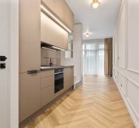 Konyha egy kétszobás lakásban, fa dekorációjú padlóval és semleges színekkel.