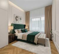 Hálószoba ággyal, éjjeliszekrényekkel, falon lévő képekkel és fa dekoros padlóval.