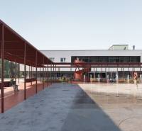 Trnaván, a Golianova utcában van egy tér csúszdával és szökőkutakkal.