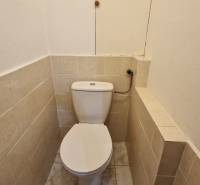 2 szobás lakás fürdőszobája egyszerű berendezéssel.