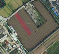 Kereskedelmi telkek Pruszkóban felülről, látható parcellaszámokkal és környező infrastruktúrával.