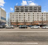 Épület a Budatinská utcában, Pozsony-Petržalka, előtte parkoló autókkal.