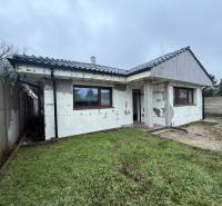 Családi ház Záhorská Vesben, az Pri prvej kaplnke utcában, befejezetlen homlokzattal.