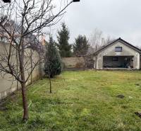 A Pri prvej kaplnke utcában található családi ház mögötti kert Záhorská Vesen.