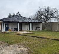 Családi ház az Első kápolna utcában, Záhorská Vesben, nagy udvarral.