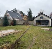 A Pri prvej kaplnke utcában található családi ház kertje Záhorská Vesben garázzsal.