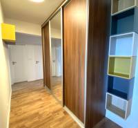 A 3 szobás lakásban beépített szekrény, fa dekoros padló és polcok láthatók.