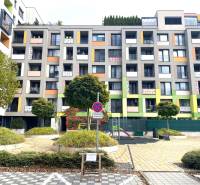 Színes lakóházak a Nejedlého utcában, Pozsony-Dúbravkán, parkolóhellyel.