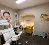 Üzlethelyiség székekkel és faldekorációval, fa dekorációjú padlóval.