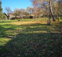 Családi ház kertje a ružomberki Kalameny utcában, fa pavilonnal.