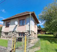 Kő-beton alapú és két emeletes családi ház Kalamenyben, Rózsahegyen.