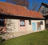 Családi ház Kalameny utcában, Rózsahegyen, piros tetővel és egyszerű homlokzattal.