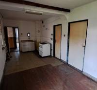 Konyha családi házban fa dekoros konyhapulttal és padlóval.