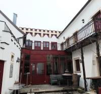 Az eisenstadti Hauptstraße irodáinak udvara piros ajtókkal és erkéllyel.