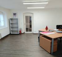 Irodák fa dekor padlóval, asztallal és üres polccal.