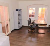 Iroda ablakkal, polccal, két székkel és fa dekorációjú padlóval.