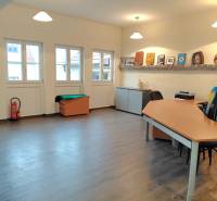 Irodák fa dekor padlóval, asztallal és dekorációkkal a polcon.