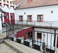 Eisenstadtban, a Hauptstraße-n található irodák külső része fa dekorációjú padlóval.