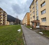 A Golianova utcai lakóház Besztercebányán, füves területtel körülvéve.