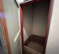 Kis kamra fa dobozzal a háromszobás lakásban.