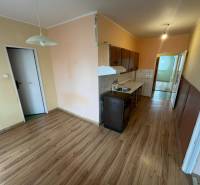 Konyha és étkező sarok egy 3 szobás lakásban fa dekoros padlóval.