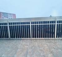 Erkély járólappal és fémkorláttal Krásna nad Kysucou központjában, 2 szobás lakás.