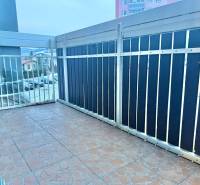 Erkély fémkorláttal egy kétszobás lakásban, kilátással a Centrum utcára Krásno nad Kysucou-ban.