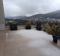 Havas terasz Új Bányán, a Pod sekvojou utcában, hegyi kilátással.