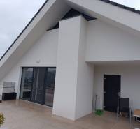 Terasz fehér falakkal és nagy ajtókkal, Nová Baňa, Pod sekvojou utca.