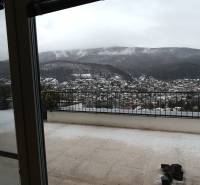 Kilátás a havas tájra Újbányán, a Pod sekvojou utcai lakás erkélyéről.