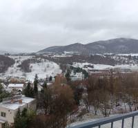 Havas táj Nová Baňa-ban a Pod sekvojou utcából nézve a téli erkélyről.