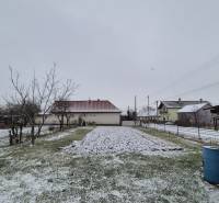 Havas kert egy családi ház mellett az Új utcában, Nagy Ozorócon.