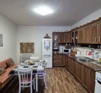 Konyha családi házban fa szekrényekkel és fa dekorációjú padlóval.