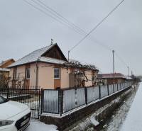 Családi ház a Nagy Ozoróc utcában, havas tetővel és kerttel.