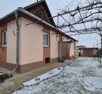 Családi ház az Új utcában, Nagy Ozorócban, csöves pavilonnal és havas kerttel.