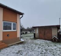 Családi ház az Új utcában, Nagy Ozorócban, havas kerttel és garázzsal.