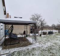 Havas kert egy családi ház mellett az Új utcában, Nagy Ozorócon, egy pavilonnal.